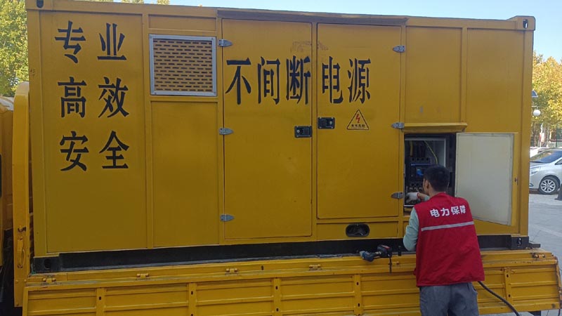 开平柴油发电机组和UPS电源配合使用时，如何避免切换过程中的电力中断？